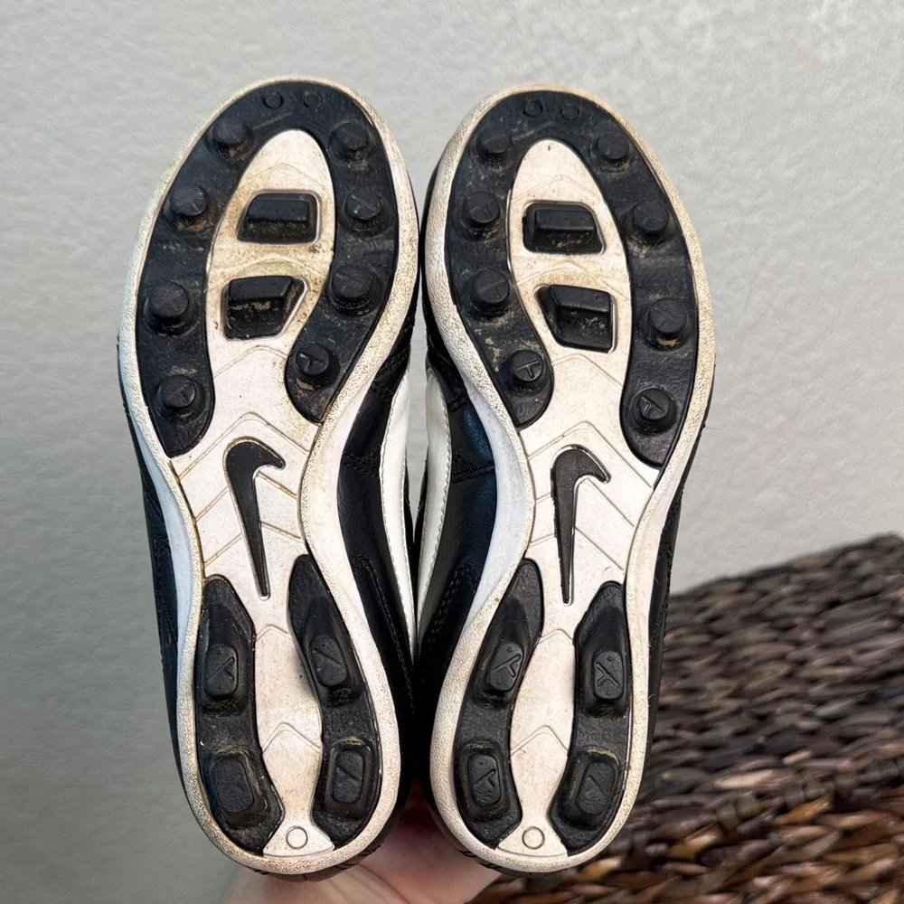 Nike Boys Size 2Y Black and White Athletic Cleat‎ Sport Shoes